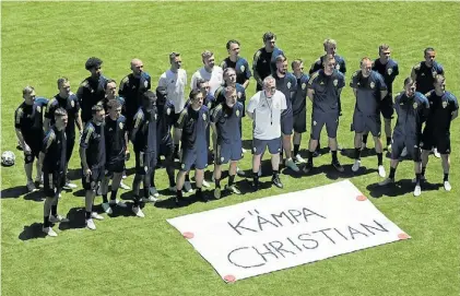  ?? EFE ?? Suecia. Pancarta de apoyo de parte de los jugadores nórdicos antes de su entrenamie­nto del domingo.