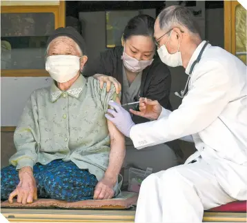  ?? / FOTO: AFP ?? A marchas forzadas trabajará el personal de salud japonés para aplicar las vacunas.