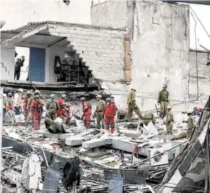  ??  ?? Labores. Los trabajos de remoción de escombros continúan en diferentes edificios.