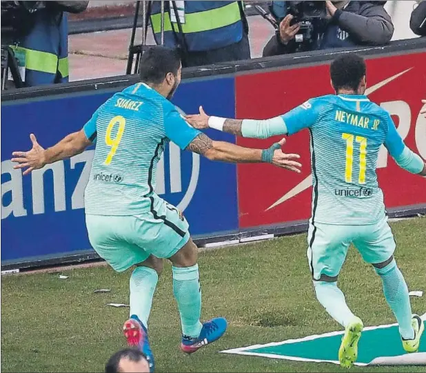  ??  ?? Luis Suárez, Neymar y Lionel Messi celebran el gol de la victoria, como hicieron en un triunfo recordado ante el Atlético en el 2015