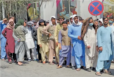  ?? ?? Afganos hacen cola en un banco para retirar su dinero luego de la retirada de Estados Unidos y la toma del poder por parte de los talibanes en Kabul.