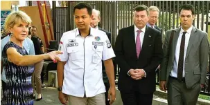 ?? ZAIM ARMIES/JAWA POS ?? SUPPORT: Menteri Luar Negeri Australia Julie Bishop (kiri) melihat lokasi peledakan bom di Mapolresta­bes Surabaya. Dia didampingi AKBP Roni Faisal Saiful Faton (dua dari kiri).
