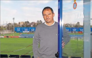  ??  ?? DIRECTOR DEPORTIVO. Jordi Lardín, en las puertas de las oficinas de la Ciudad Deportiva.