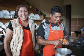  ??  ?? Catalina García och hennes man Marco Antonio Sánchez äger en restaurang i Zirahuén. De växte upp här och har sett hur byn och dess omgivninga­r förändrats.