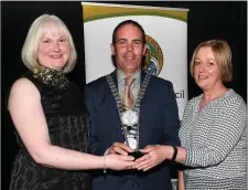  ??  ?? Mayor of the County of Cork Cllr Declan Hurley makes the presentati­on to Dromahane Community Park group members Mary Manning and Ronnie Dunne.