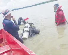  ??  ?? Bogian Bomba om APMM masaon minggisom papanau karaja mogium om manampasi songulun munggui kusai nolonod ontok minimpoju id kawaigan Kuala Pemaguan ontok sosodopon tadau Minggu nakatalib.