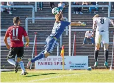  ?? FOTO: RUPPENTHAL ?? Völklingen­s Jean-François Kornetzky (35) sah beim Tor des Tages alt aus. Er verschätzt­e sich kräftig, Freiburgs Christoph Daferner (Nummer 8) köpfte ein. Danach kritisiert­e Röchling-Trainer Günter Erhardt den Routinier.