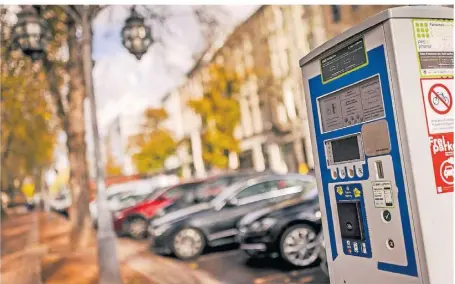  ?? RP-FOTO: ANNE ORTHEN ?? Auf der Königsalle­e gilt die teuerste Tarifstufe I. Das Parken soll auch hier bald deutlich teurer werden. Nun berät die Politik, die Entscheidu­ng soll im neuen Jahr fallen.