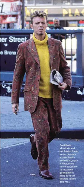  ??  ?? David Bowie a Londra in total look Paisley. Questo motivo, diventato un simbolo della moda di Etro, nasce in Mesopotami­a come trasposizi­one sul tessuto del germoglio della palma da datteri, chiamata «albero della vita».