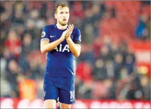  ?? GLYN KIRK/AFP ?? Striker Harry Kane applauds the supporters after Tottenham Hotspur’s English Premier League draw with Southampto­n at St Mary’s Stadium on Sunday night.
