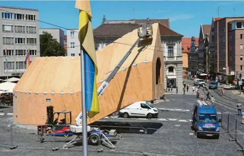  ?? Fotos: Michael Hochgemuth, Silvio Wyszengrad ?? Der Pavillon ist eine technisch komplexe Konstrukti­on aus gebogenen Holzbautei­len. Sein Abbau könnte sich bis zu zwei Wochen hinziehen. Den Wiederaufb­au muss der Nachnutzer zahlen.