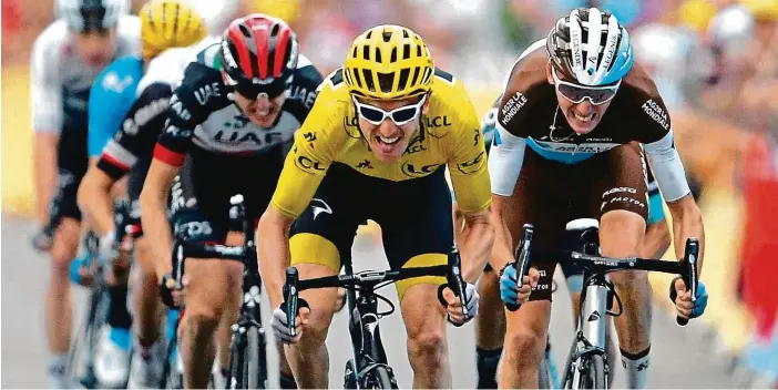 ?? Foto: Reuters ?? Paříž už není daleko... Geraint Thomas sprintuje ve včerejší náročné pyrenejské etapě pro druhé místo, díky němuž si upevnil pozici lídra Tour de France a i do dnešní časovky vyjede ve žlutém trikotu.