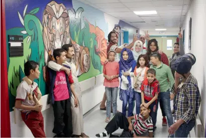  ??  ?? Dubai-based artist Fathima Mouideen’s art brought smiles and cheer to children injured by the conflicts in Iraq, Syria and Yemen.
