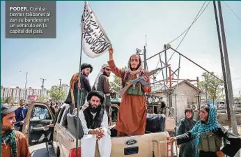  ??  ?? PODER. Combatient­es talibanes alzan su bandera en un vehículo en la capital del país.