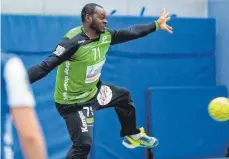  ?? FOTO: ROLF SCHULTES ?? Eric Sangry und der TSB Ravensburg spielen in der Landesliga gegen Feldkirch.