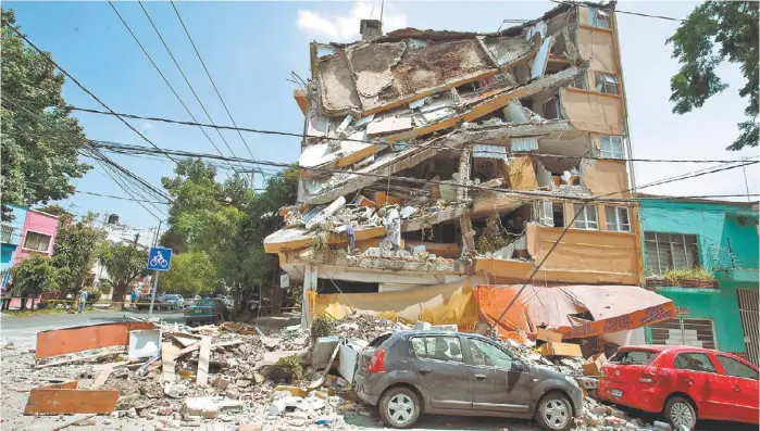  ?? MARTÍN SALAS ?? En la esquina de Yacatas y Concepción Béistegui, en la colonia Narvarte, este edificio de cuatro plantas se vino abajo.