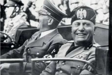  ??  ?? Benito Mussolini (a destra, 1883-1945) seduto in automobile con Adolf Hitler (1889-1945) durante la visita del dittatore tedesco a Firenze nel 1938