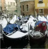  ??  ?? Gondole La neve ieri ha imbiancato Venezia