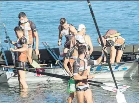  ?? FOTO: LUIS MARI UNCITI ?? Buen trabajo
Los remeros de Zierbena salen de la traineras tras la regata