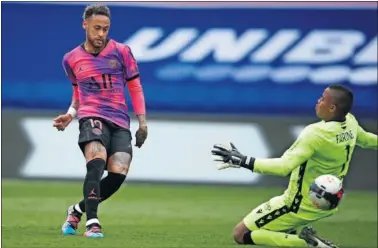  ??  ?? Neymar remata para marcar el primer gol de la victoria del PSG ante el Lens.