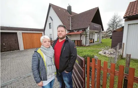  ?? Foto: Michael Hochgemuth ?? Christina und Florian Bissinger haben vor Gericht einen Erfolg errungen. Noch haben sie ihr Haus aber nicht für sich.