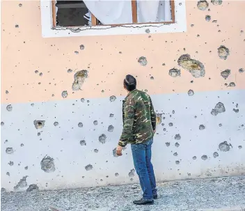  ?? PHOTO AFP ?? Un homme observe une maison endommagée par les bombardeme­nts à Terter.