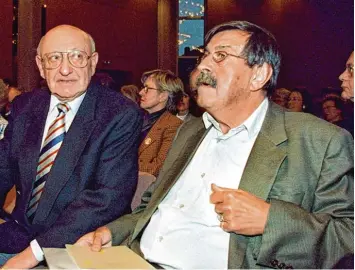  ?? Foto: dpa ?? Frankfurt am Main, April 1995: Noch vertragen sich Günter Grass (r.) und Marcel Reich Ranicki. Dann folgte der Eklat …