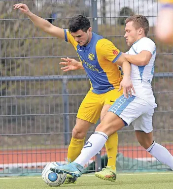  ?? RP-FOTO: BENEFOTO ?? RSV-Stürmer Ismail Cakici (.l) hatte es beim SC West nicht nur mit Felix Benz schwer.