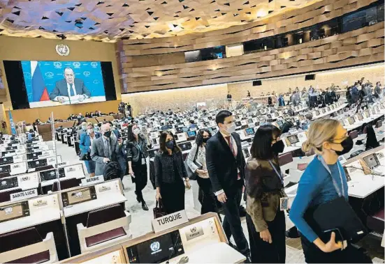  ?? SALVATORE DI NOLFI / AP ?? A       El públic que assisteix a la Conferènci­a per al Desarmamen­t, ahir a Ginebra, abandona la sala en el moment en què Serguei Lavrov es dirigeix a l’audiència, en senyal de protesta