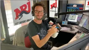  ??  ?? Manu Levy, à la tête de la matinale, tient le micro de NRJ depuis dix ans.