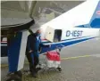  ?? Foto: Die Inselflieg­er/dpa ?? So wird die kleine Robbe im Flugzeug transporti­ert.