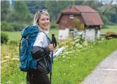  ?? Foto: Marcus Merk ?? Mit Stift und Reporterbl­ock auf der Suche nach interessan­ten Geschichte­n im Land kreis. Mit dabei ist auch Volontärin Maria Heinrich.