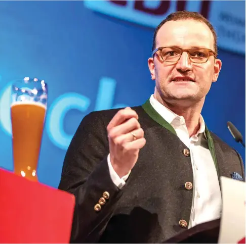  ?? Foto: dpa/arifoto UG ?? Deutschnat­ional und katholisch: Jens Spahn präsentier­t sich nicht nur beim Politische­n Aschermitt­woch heimatbewu­sst.