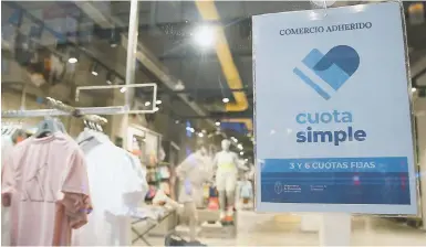  ?? ?? Pagar en cuotas con la tarjeta de crédito será más barato por la baja de la tasa de política monetaria.