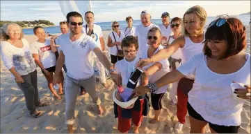  ??  ?? Lors de cette soirée « participat­ive » sur la plage, les participan­ts ont notamment échangé sur le thème de la déconnexio­n, partageant des astuces pour se « libérer » de son téléphone. (Photo Frank Muller)