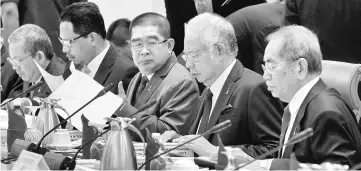  ??  ?? Najib (second right) officiatin­g at the Green Technology and Climate Change Council meeting in Putrajaya. Also seen are Ongkili (third left) and Wan Junaidi (right). — Bernama photo