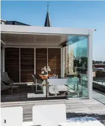  ??  ?? 3. Une pergola sur la terrasse, pourquoi pas, à condition d’offrir une bonne résistance au vent. Ici, modèle « Camargue » avec lames orientable­s et panneaux coulissant­s en verre. Renson