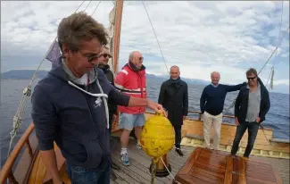  ??  ?? Arnaud Guillard, l’un des skippers du Santo sospir, a repêché cette bouée à la dérive sous les yeux du député Loïc Dombreval, du Niçois Jean-Pierre Dick et du maire de Saint-Jean-Cap-Ferrat, Jean-François Dieterich. (Photo C. C.)