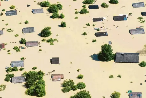  ?? Archivfoto: Armin Weigel, dpa ?? Ein Bild vom Donau-Hochwasser 2013: Nach einem Dammbruch ragten nahe Deggendorf nur noch die Dächer der Häuser aus dem Wasser.