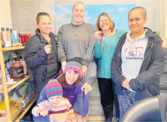  ?? Photo/ Supplied ?? Rebekah (centre) with her family from left: sister Brooke Woodhead, mum Julie Hinchcliff­e, sister Tia Stevens, sister Chrissy Sinclair and niece Grace Sinclair.