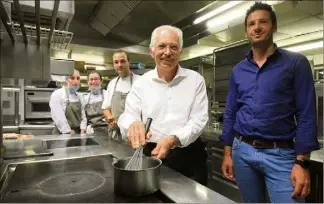  ?? (Photo Frantz Bouton) ?? Le professeur Thomas Cluzeau [à droite], le chef Jacques Chibois et sa brigade organisent une fois par mois des ateliers culinaires pour redonner le goût des bonnes choses aux patients atteints de cancer. Une initiative qui soigne parfois plus que l’agueusie.