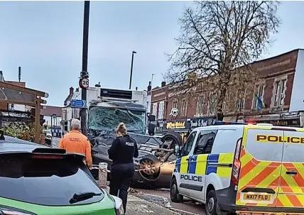  ?? Pic: Jason Eyre ?? The overturned car on the A38 Gloucester Road yesterday