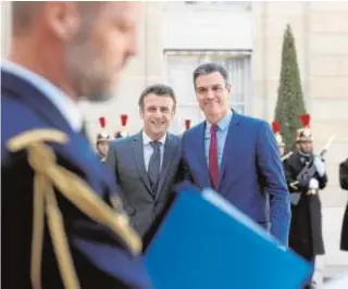  ?? // REUTERS ?? A MEDIODÍA EN PARÍS
En el último día de su gira europea, el presidente del Gobierno fue recibido a mediodía por Emmanuel Macrón en el Elíseo