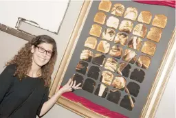  ??  ?? La artista Ganit muestra la pieza A Toast to Bill Murray, realizada con tostadas de pan.