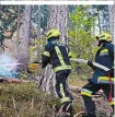  ?? ?? Im Einsatz: 300 Feuerwehrm­änner und 8 Hubschraub­er