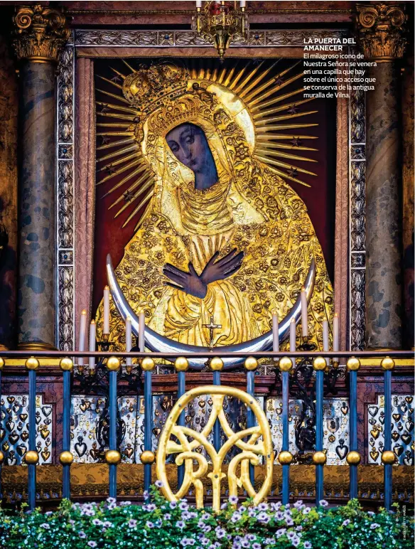  ??  ?? LA PUERTA DEL AMANECER
El milagroso icono de Nuestra Señora se venera en una capilla que hay sobre el único acceso que se conserva de la antigua muralla de Vilna.