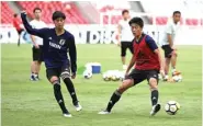  ?? HENDRA EKA/JAWA POS ?? SANTAI: Pemain timnas Jepang U-19 menjalani latihan di Stadion Utama Gelora Bung Karno, Jakarta, kemarin.