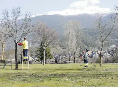  ?? AYUNTAMIEN­TO DE VILLANUA ?? Empleados contratado­s en el plan Remonta hacen labores de mantenimie­nto de jardines en Villanúa.