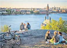  ??  ?? NORTHERN LIGHT A picnic on Skinnarvik­sberget, overlookin­g the City Hall