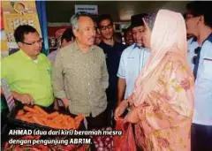  ??  ?? AHMAD (dua dari kiri) beramah mesra dengan pengunjung ABR1M.